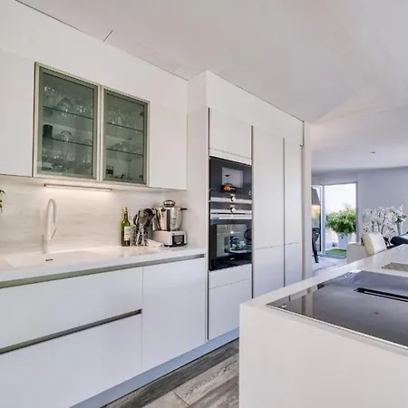 Location Pontalliac De 200 M2 A 50m De La Апартаменты Руайян