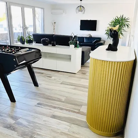 Location Pontalliac De 200 M2 A 50m De La * Руайян